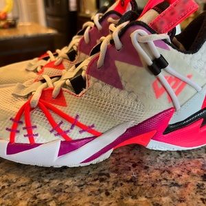 Jordan Why Not Zero.3 SE Spruce Aura Flash Crimson-Size 7.5